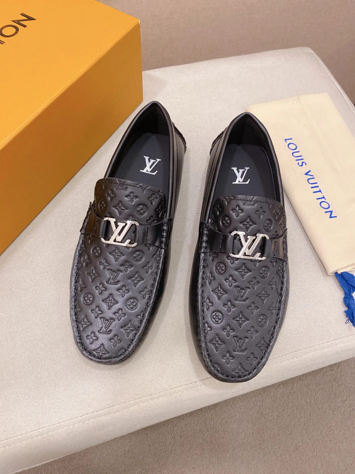 Factory price: 500💰High-end quality! LV 🆕🆕Exclusive hot-selling products in stock🔥🔥New products on the shelves, high-quality Ferragamo men's pea shoes, high-end casual driving shoes, with complete packaging! 💪 💪 Material: imported first-layer cowhide 🐂 + imported high-quality buffalo leather lining + wear-resistant outsole 👍🏻👍🏻 Features: high-end and comfortable, purely handmade 🚀 🚀 Create the perfect shoes that suit you best 🔥 🔥 Size: (38-44) 45 standard size can be customized!